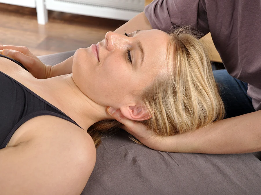 Patientin bei der Cranio-Sacral-Therapie